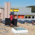 Mitmach-PV: Mitglieder der BEG 58 bauen eine Solaranlage auf. Bild: BEG 58