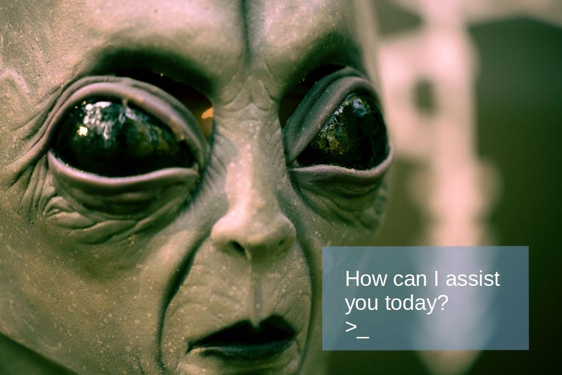 Kopf eines Aliens. Dazu die Chat-Nachricht: "How can I assist you today?"